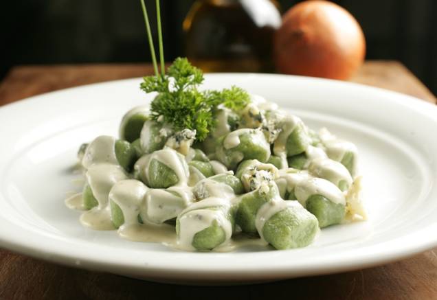 Versão do nhoque feita de ricota e espinafre ao creme de gorgonzola Versão do nhoque feita de ricota e espinafre ao creme de gorgonzola