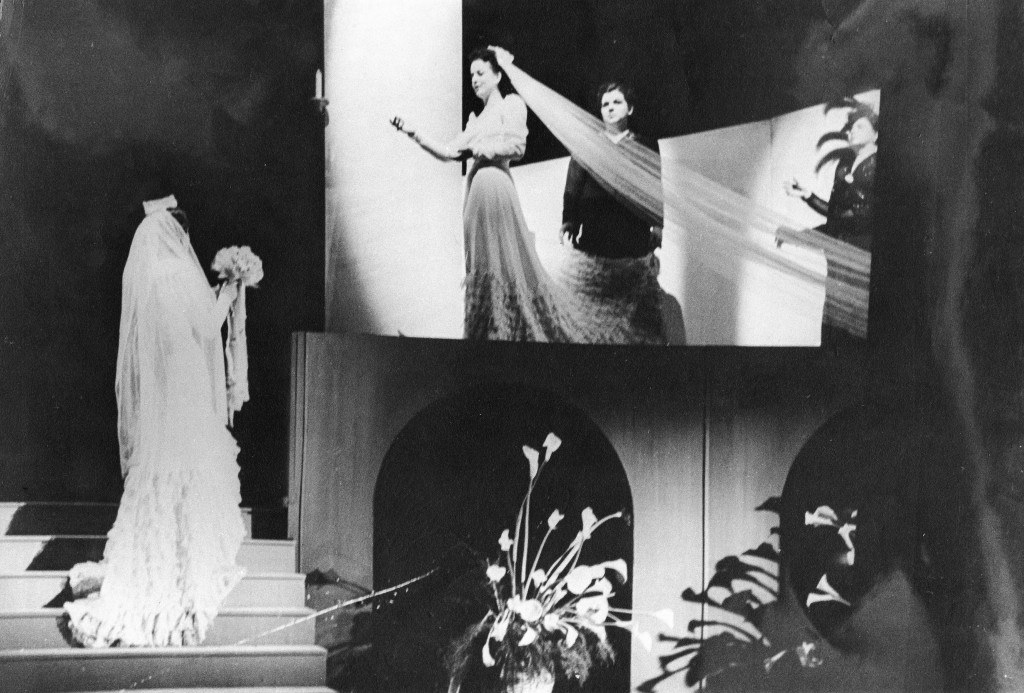 Evangelina Guinle, conhecida como Lina Grey, Stella Perry e Maria Barreto Leite, em cena da peça "Vestido de Noiva", com texto de Nelson Rodrigues, e direção de Ziembinski.