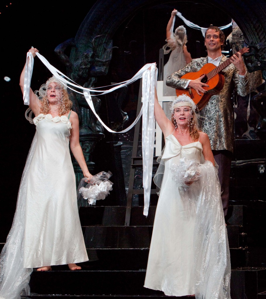 Leandra Leal, Marcello Antony e Vera Zimmermann na peça "Vestido de Noiva", de Nelson Rodrigues, dirigida por Gabriel Villela.