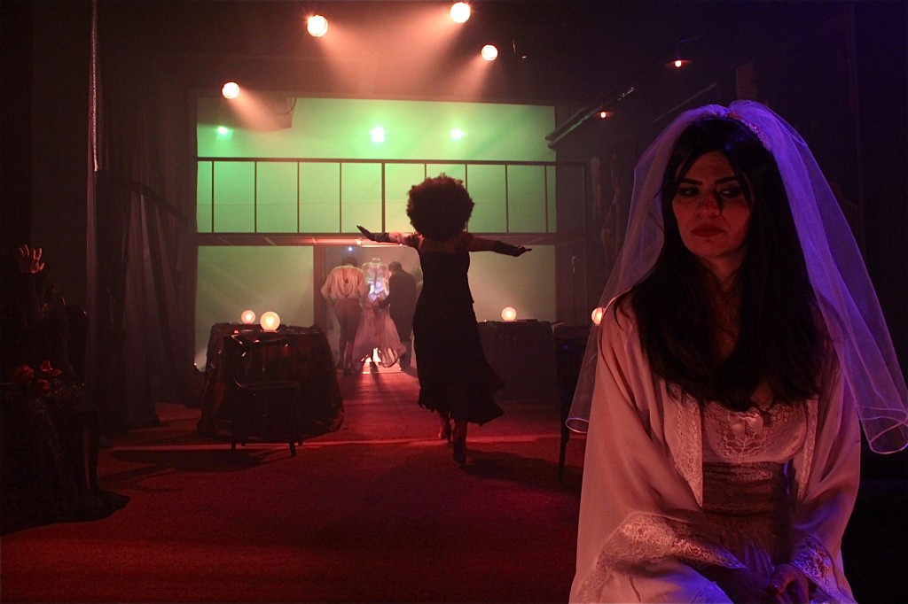 Gabriela Fontana e Lavínia Pannunzio (no fundo) em "Vestido de Noiva", peça de Nelson Rodrigues, dirigida por Eric Lenate.