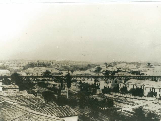O primeiro Viaduto do Chá: estrutura de metal da Alemanha e piso de madeira O primeiro Viaduto do Chá: estrutura de metal da Alemanha e piso de madeira