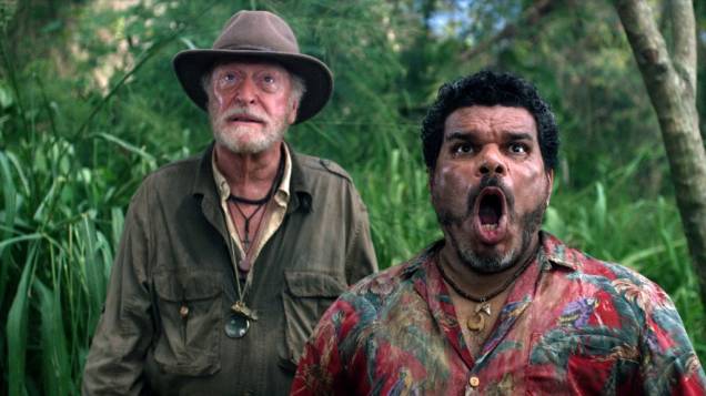 Michael Caine e Luis Guzmán em Viagem 2: A Ilha Misteriosa: aventura com pitadas de comédia