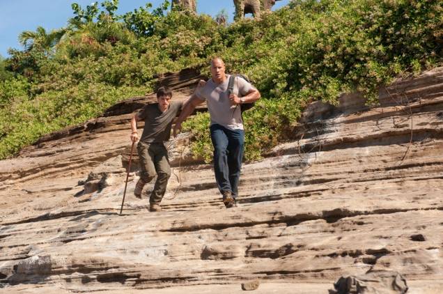 Josh Hutcherson e Dwayne Johnson em Viagem 2: A Ilha Misteriosa: aventura em 3D