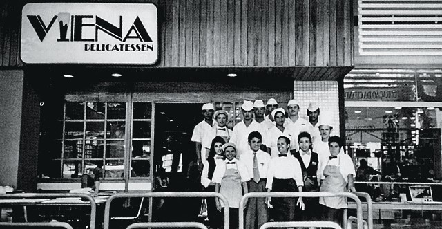 Registro de 1980 com funcionários da loja do Conjunto Nacional (Foto: Reprodução)