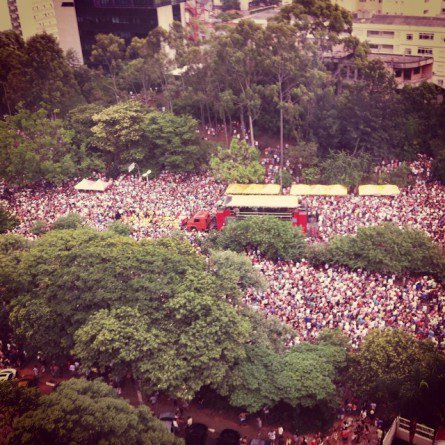 Multidão invade as ruas da Vila Madalena atrás dos blocos e irrita moradores (Foto: @tiagoestavao_)