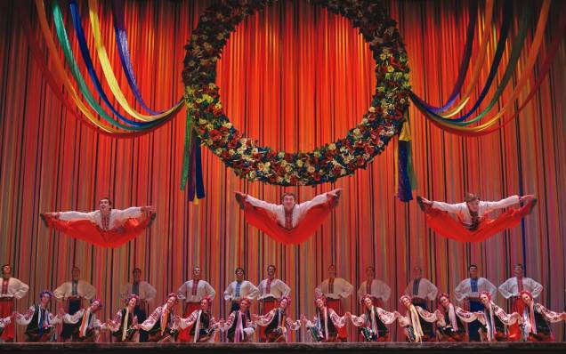 Com oitenta integrantes, o elenco do Virsky - Balé Nacional da Ucrânia esbanja flexibilidade em coreografias tradicionais