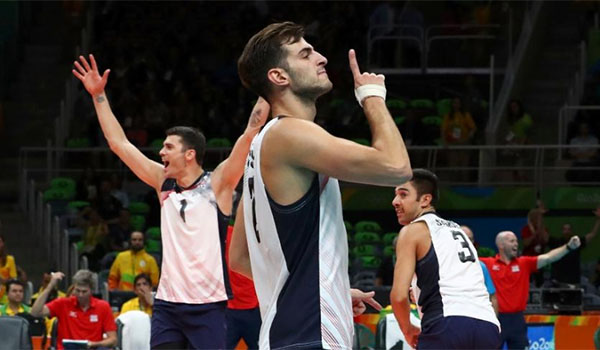 Americano do vôlei manda a torcida se calar e deixa internautas furiosos