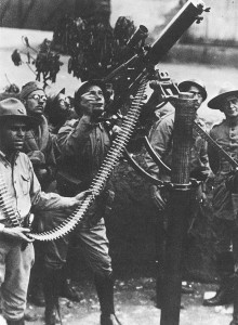 Voluntários da Revolução de 1932 utilizando arma antiaérea, imagem reproduzida do livro "A Revolução de 32".