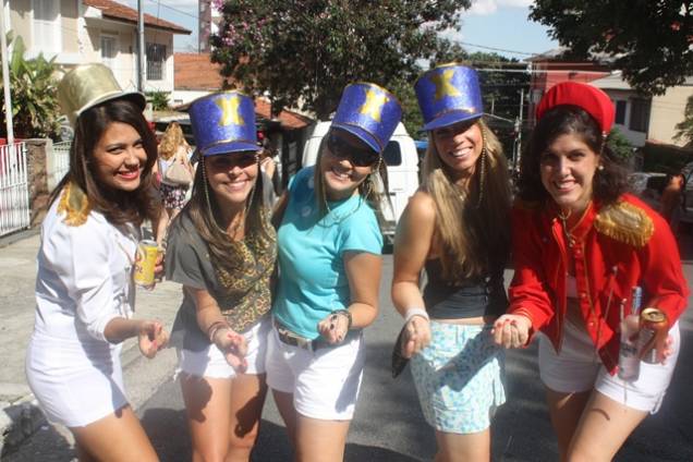 Bloco Vou de Taxi: relembra hits dos anos 90 Bloco Vou de Taxi: relembra hits dos anos 90