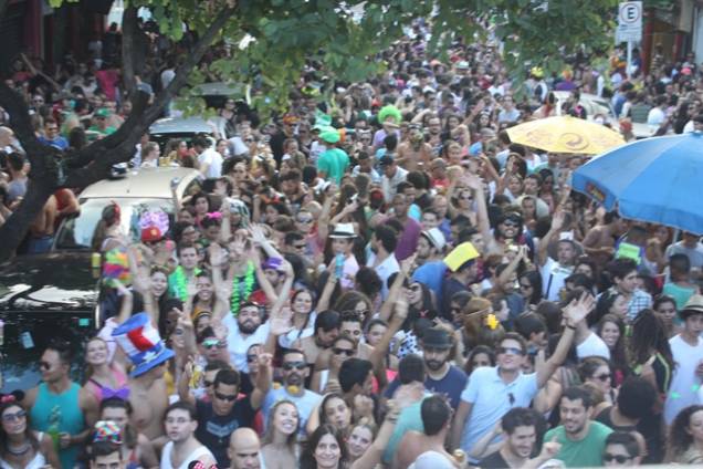 Bloco Vou de Táxi: Carnaval em ritmo de anos 90 Bloco Vou de Táxi: Carnaval em ritmo de anos 90