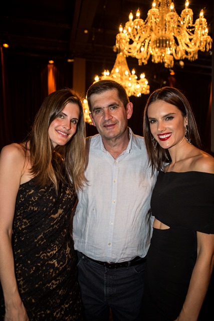 O Clã Ambrósio, com seu Luiz entre as filhas Aline e Alessandra: modelo faz début em novela (Foto: Ricardo D'Angelo)