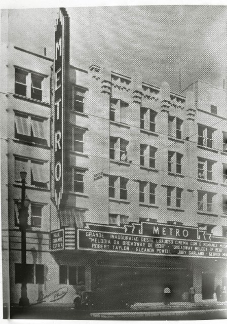 Fachada da sala de cinema Metro, na Avenida São João.