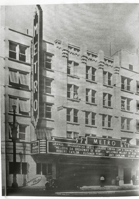 duas imagens em uma. maior, a fachada do cine aliança atualmente e no detalhe foto em preto e branco da fachada do mesmo cinema antigamente