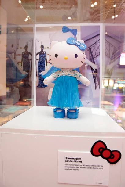 Hello Kitty festeja 40 anos desafiando personagens modernos