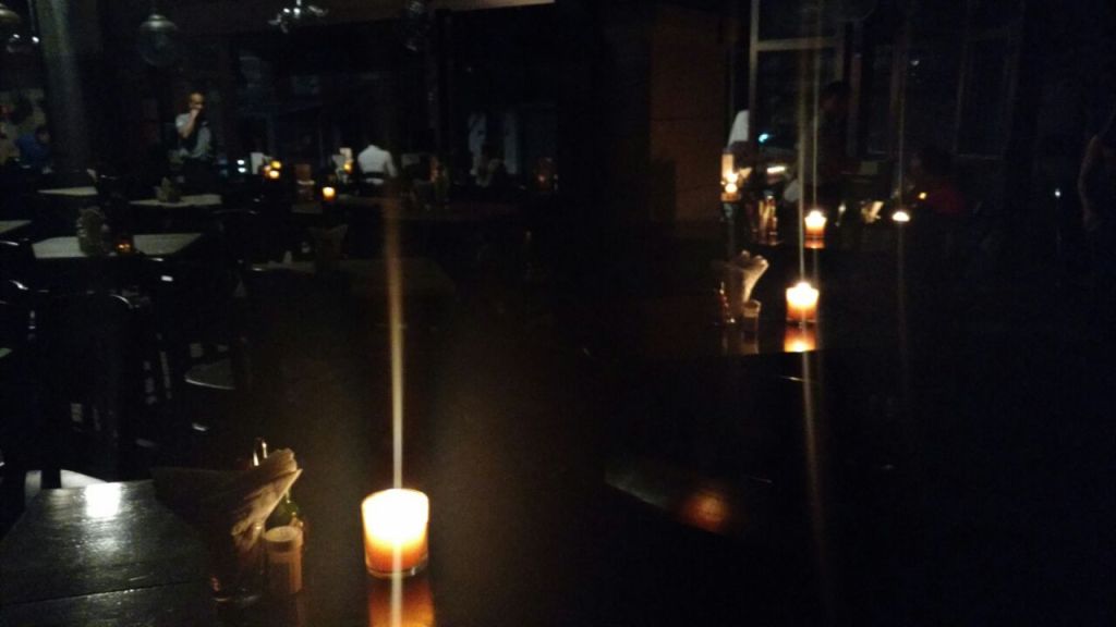 Boteco São Bento recebe clientes à luz de velas