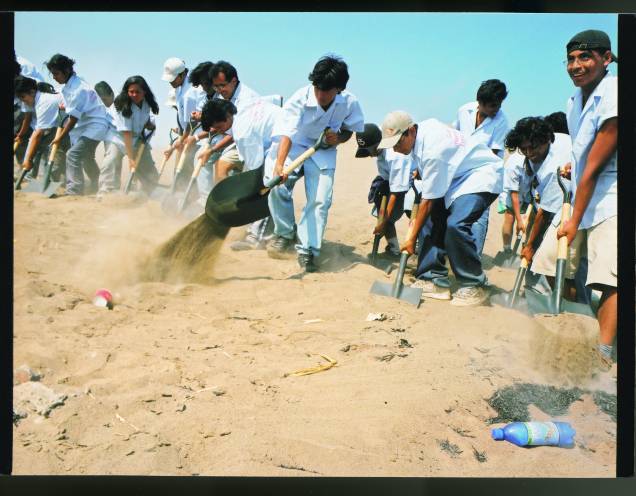 Voluntários movem uma duna de lugar em When Faith Moves Mountains (2002), de Francis Alys
