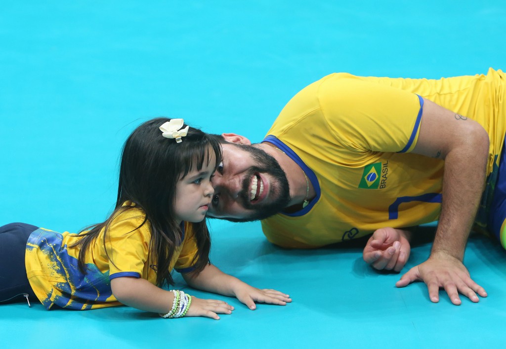William Arjona e a filha, após vitória contra a Itália (Foto: Divulgação/FIVB)