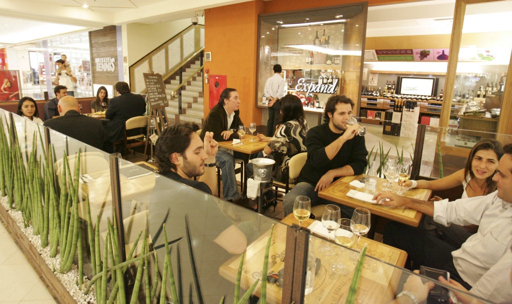 wine-bar-da-loja-da-importadora-de-vinhos-expand-no-shopping-center-iguatemi-fernando-moraes.jpeg
