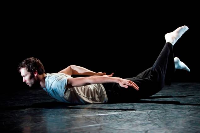 A respeitada companhia escocesa Smallpetiklein apresenta coreografia inspirada em imagens do fotógrafo Richard Drew