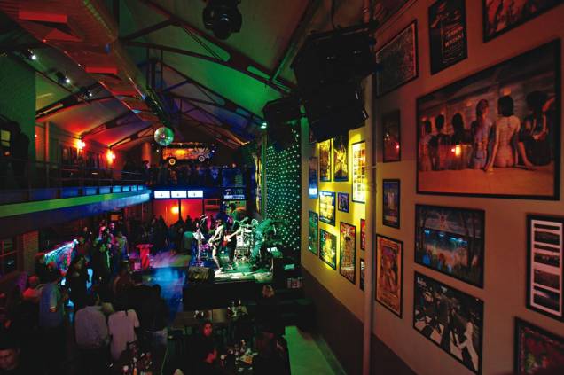 As espaçosas instalações do Woodstock Bar