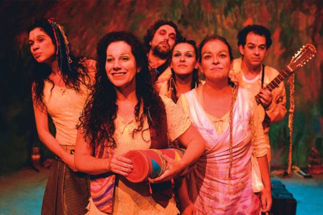 Adriana Barja (à frente), Andréia Barros, Vander Palma, Ana Cristina Freitas, Wallace Puosso e Izildinha Costa: visões femininas com base em canções sertanejas na peça "Um Dia Ouvi a Lua" Adriana Barja (à frente), Andréia Barros, Vander Palma, Ana Cristina Freitas, Wallace Puosso e Izildinha Costa: visões femininas com base em canções sertanejas na peça "Um Dia Ouvi a Lua"