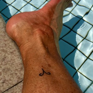 A tatuagem no tornozelo nunca vista pelos fãs. Foto: Reprodução/Instagram