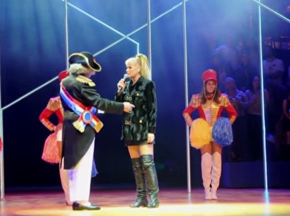 Em participação no musical ‘Chacrinha’, Xuxa brinca sobre saída da Globo