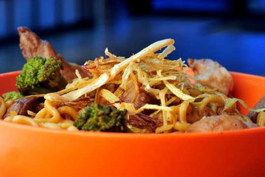 Yakisoba do Koni Store leva tiras de alho-poró fritas