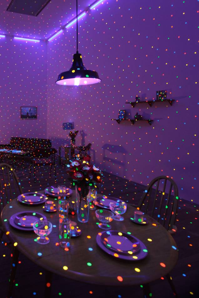 A japonesa encheu a instalação Im Here, But Nothing (2000-2014) com bolinhas fluorescentes