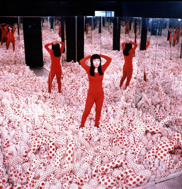 Yayoi entre as bolinhas, em 1965: Infinity Mirrored Room é reproduzida no Tomie Ohtake