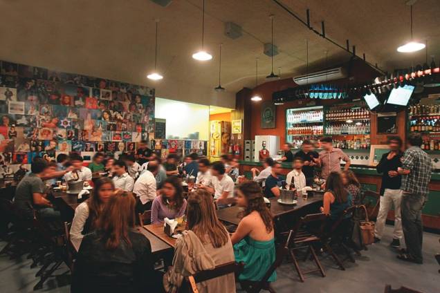 O salão com ares de boteco do Zé Bonito, na Vila Olímpia: muitas turmas de gente jovem nas mesas