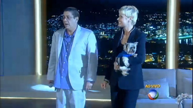 Zeca Pagodinho comete gafe no programa da Xuxa e é corrigido pela apresentadora