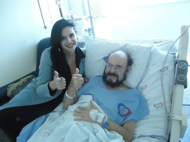 José Mojica Marins e a filha Lis no dia 3 de junho quando recebeu alta após cirurgia cardíaca