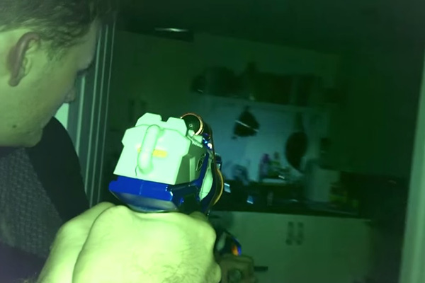 Esposa surpreende marido fã de filmes de zumbis com invasão de mortos-vivos