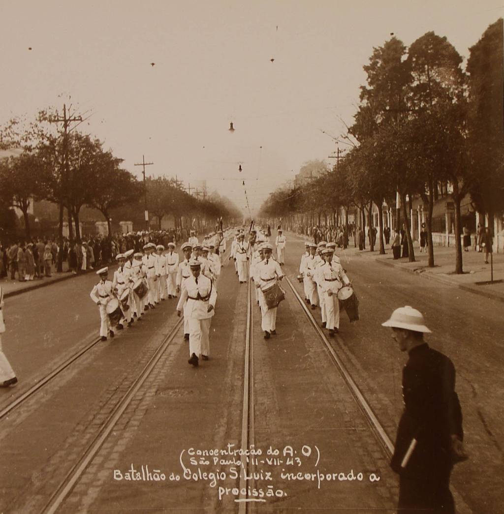 Estudantes do Colégio São Luís desfilando na Avenida Paulista durante celebração do Dia do Sagrado Coração de Jesus, em 1943.