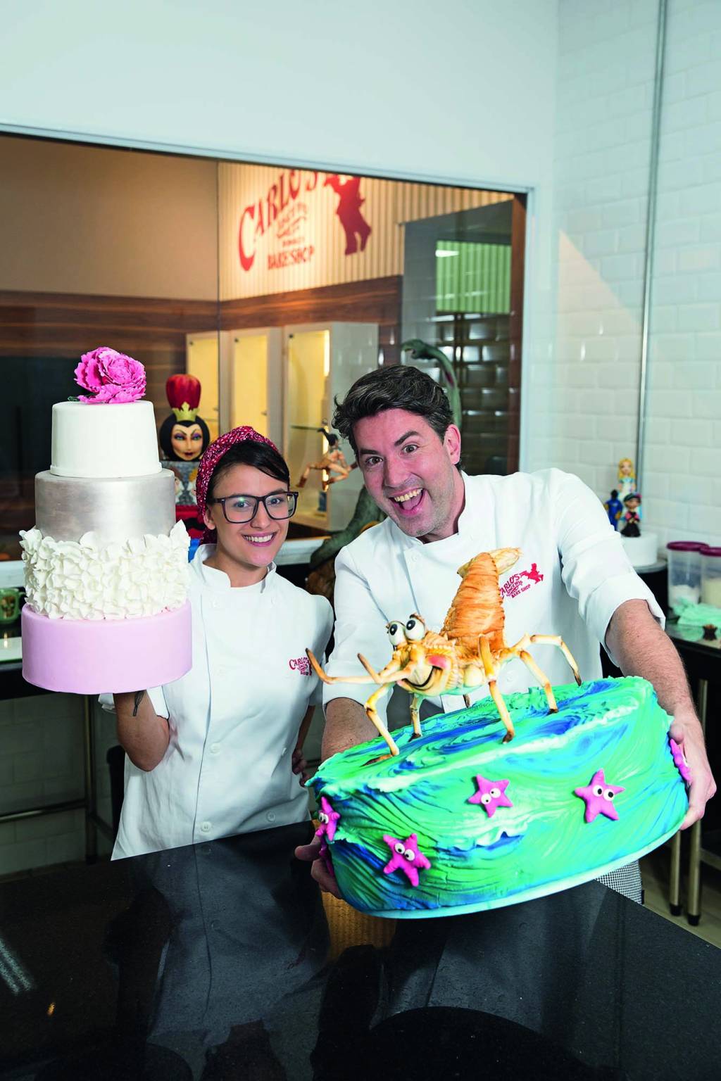 Os confeiteiros Bia Bezerra e Rick Zavala: além dos bolos temáticos por encomenda, a produção na fábrica inclui mais de 58 000 doces por mês (Foto: Leo Martins)