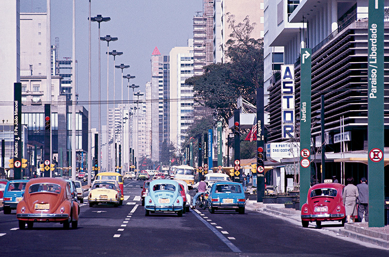 Avenida Paulista, em 1974: instalação dos totens verticais.