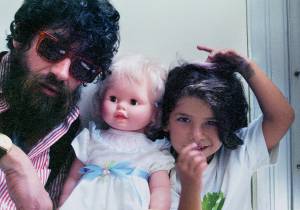 Raul Seixas com a filha Vivian, cena do documentário Raul - O início, o Fim e o Meio, de Walter Carvalho - arquivo pessoal
