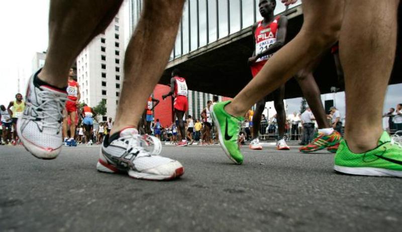 imagens de pés com sapatos de corrida na Av. Paulista