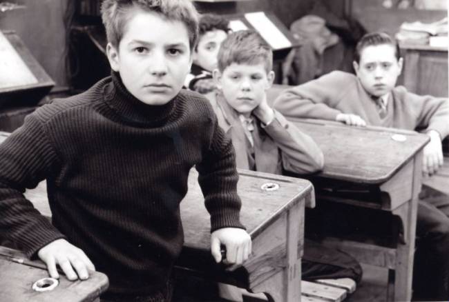 film-les-quatre-cents-coups8.jpeg Meninos na escola olham para a câmera