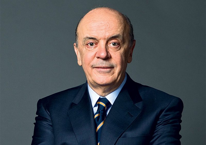 José Serra usa terno e cruza os braços