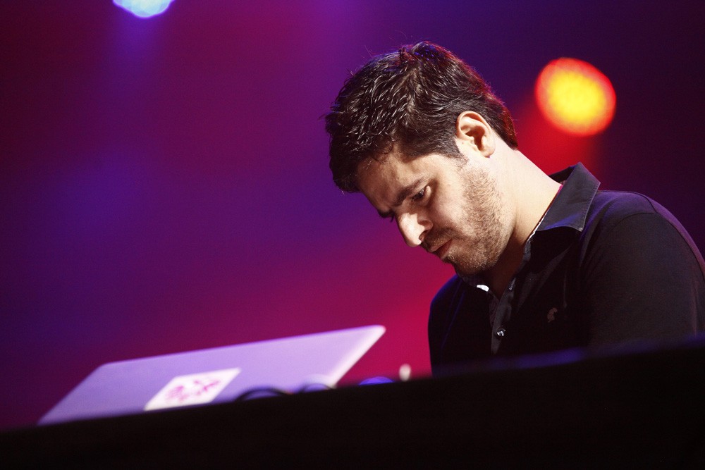 O DJ paulistano Gui Boratto fechou a programação do primeiro dia no palco principal