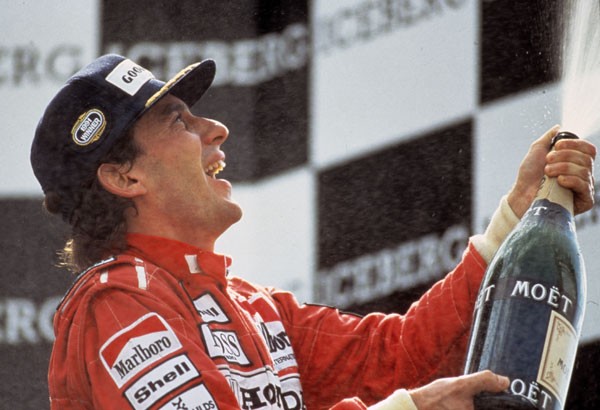 Senna celebra