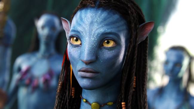 A foto apresenta a personagem Neytiri, uma criatura azul