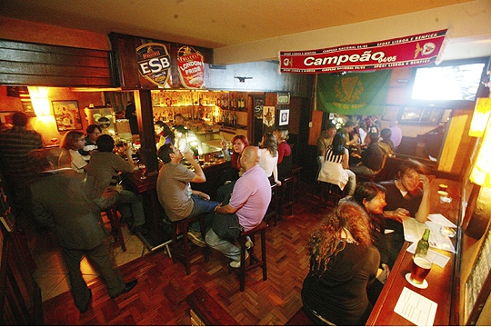 Blue pub tem ambiente intimista e recebe bem grupos com comanda individual