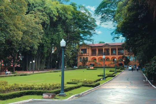 Imagem de casarão preservado atrás de jardim no Parque da Água Branca, em Perdizes