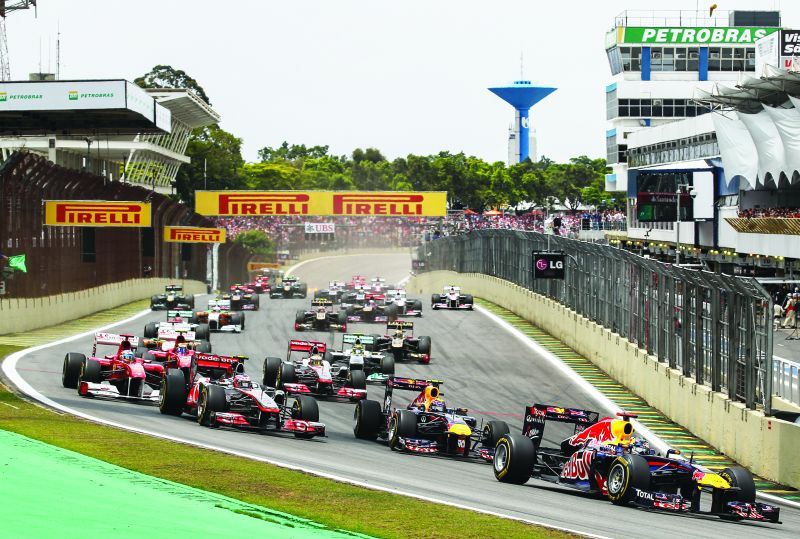 Imagem mostra carros de Fórmula 1 largando no Autódromo de Interlagos