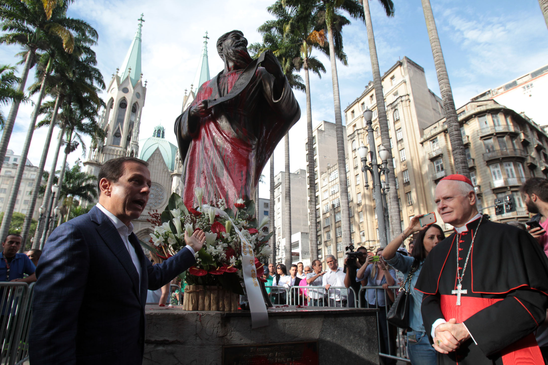 A estátua do apostolo Paulo, na Praça da Sé: após depositar flores, Doria mandou limpar