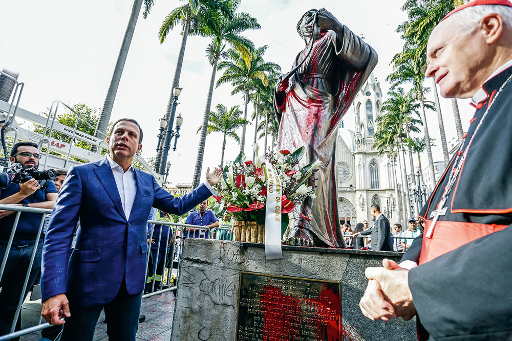 Doria e a estátua manchada: prisão de filho de embaixador (Foto: Alice Vergueiro/Estadão Conteúdo)