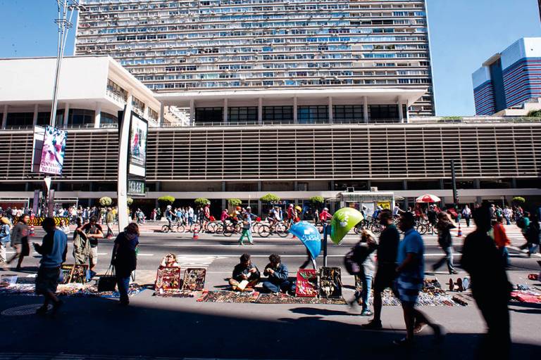 Até o fim do ano passado, mais de trinta artistas de rua se amontoavam em frente ao shopping Center 3